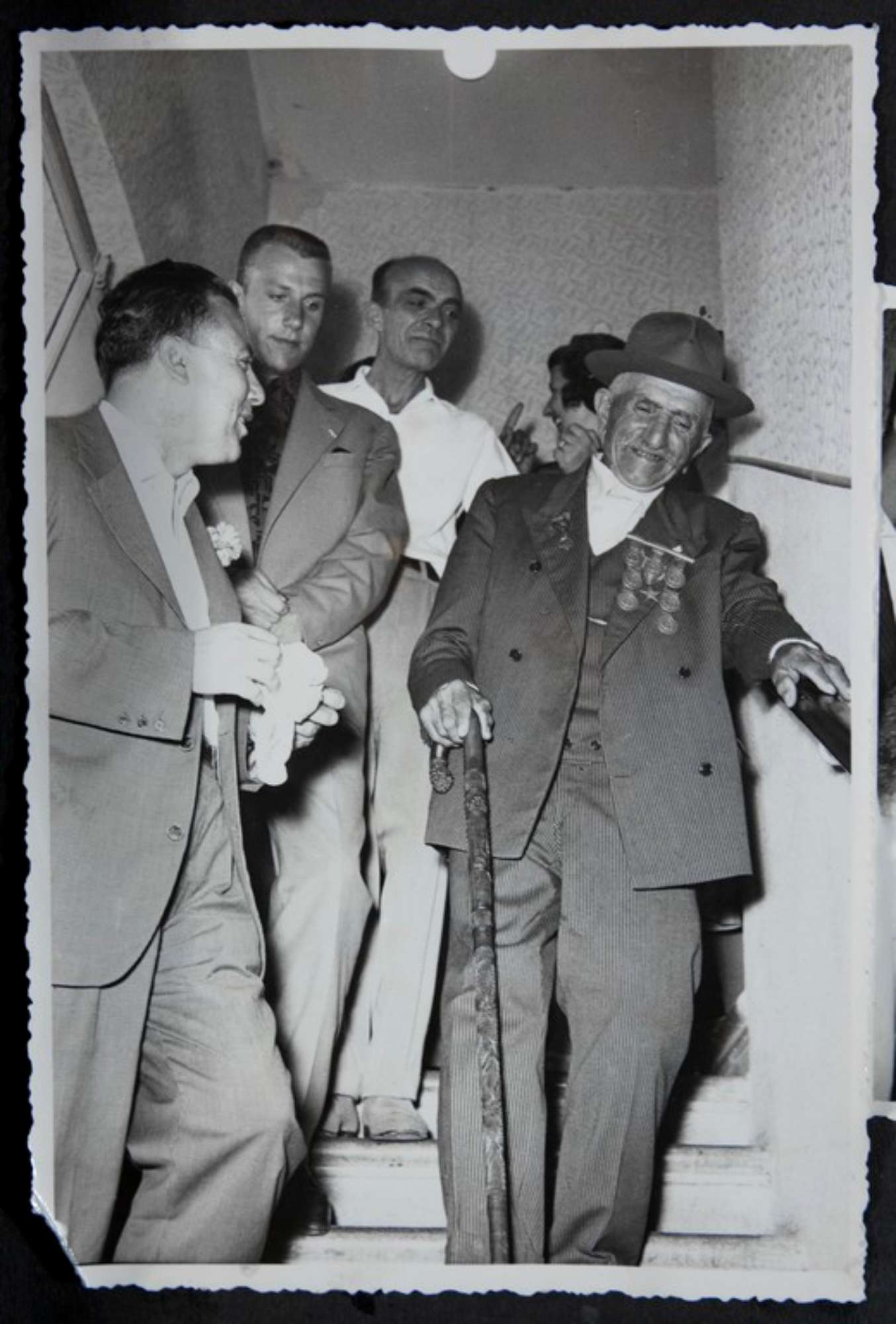 Trieste, luglio 1956, A.N.P.I. provinciale, Alcide Cervi scende le scale insieme agli ospiti